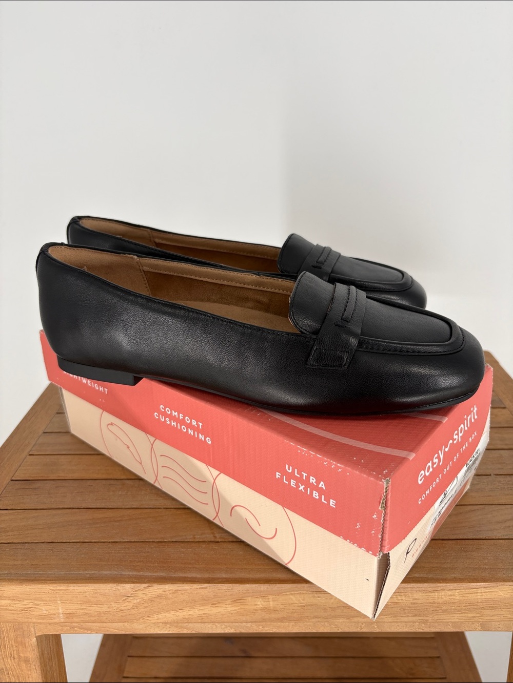 New women’s Easy Spirit Black Leather Penny Loafers size 7.5 W - Picture 2 of 5